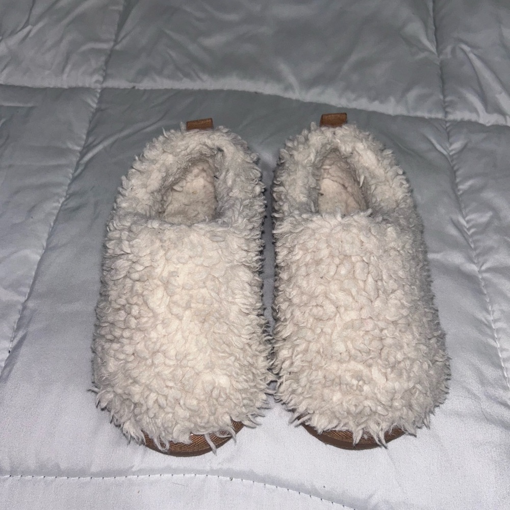 Cat & Jack Cream Fuzzy Kids Slippers